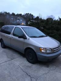 2000 Toyota Sienna (4 doors)