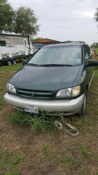 2000 Toyota Sienna (4 doors)