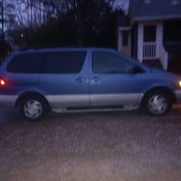 2000 Toyota Sienna (4 doors)